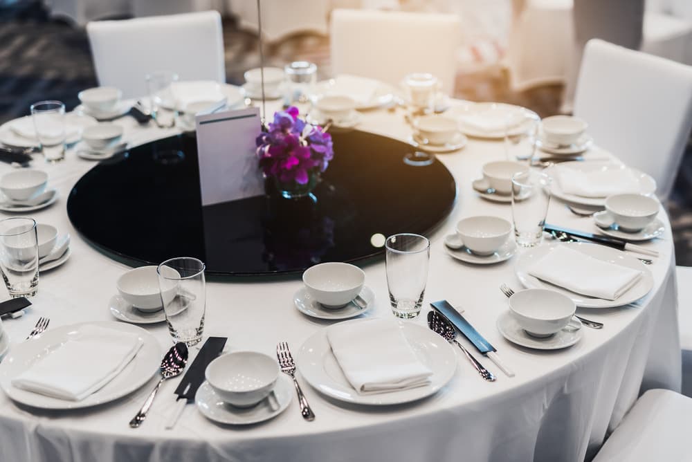 Tables de banquet rondes dressées pour un dîner de mariage