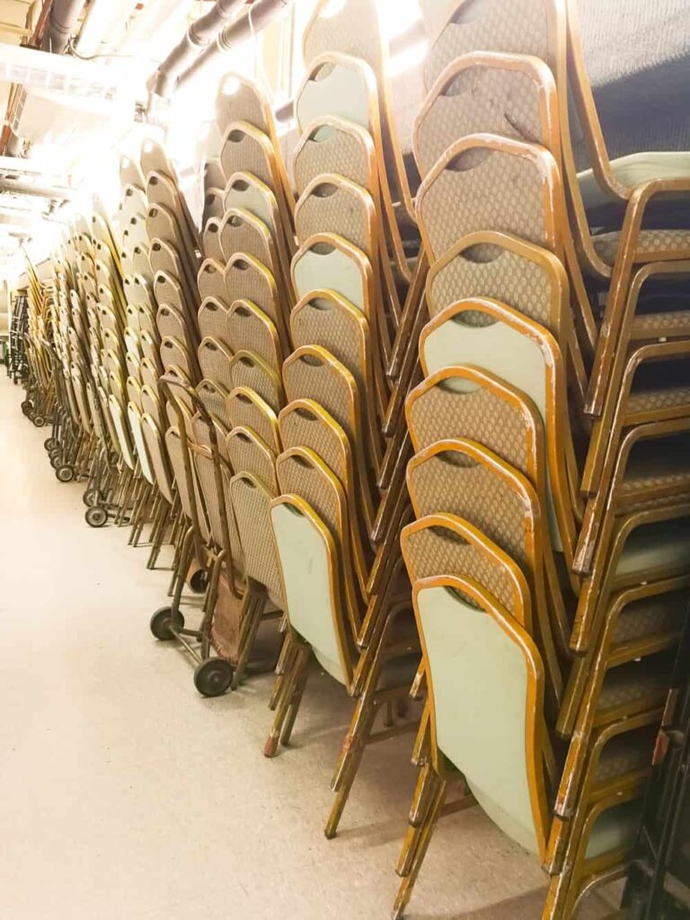 Comment les chaises de banquet empilables peuvent vous faire gagner du temps
