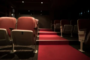 Installation des sièges d’auditorium sur un sol en gradins, chaque joue ancrée dans la marche